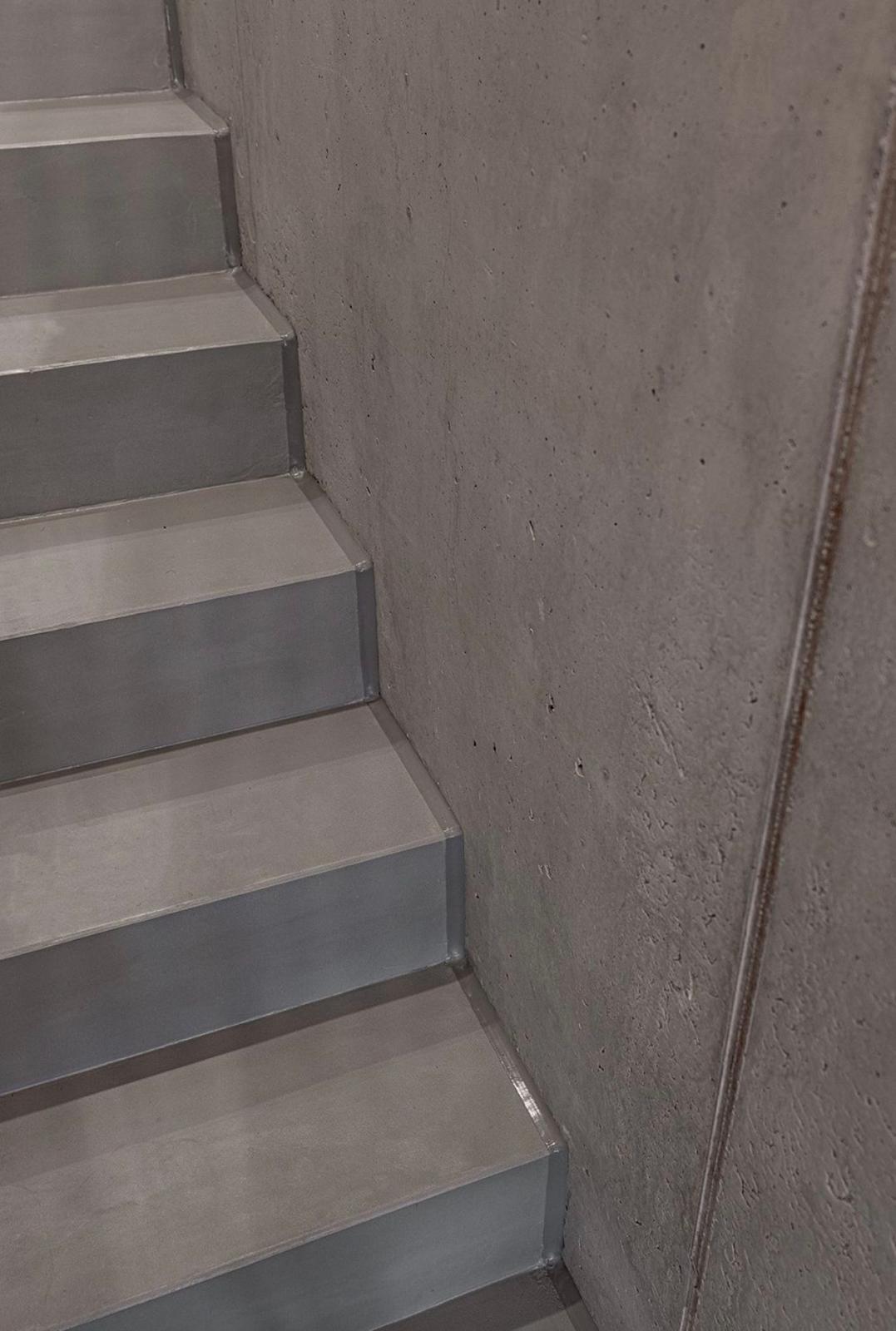 Silikonfugen an Betontreppe erneuert – präzise Kantenverarbeitung im Oberallgäu